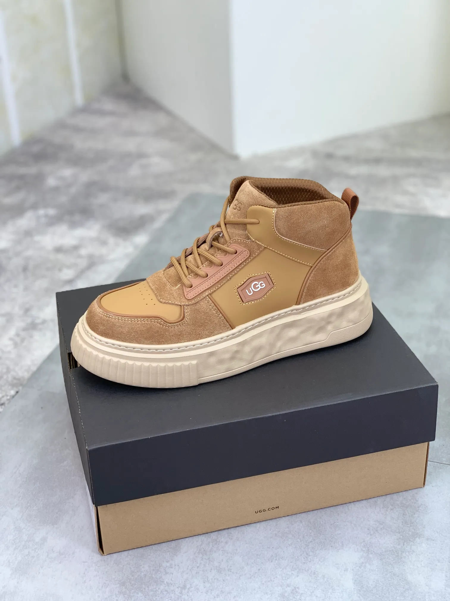 Men's shoes 💰P640 [New style] 💰 🆘 "Real wool" [UGG] 👉The popular men's shoes are synchronized with the official website 🔰The quality of the genuine products [satisfied] is not comparable to the imitations in the general market 🌀The upper is imported Italian frosted cowhide, and the lining is: foot pad 🅰️ grade 🐑Real wool👻Only Grade A can show the effect The hand feels smooth and delicate 🔱The shoe shape is grand, only genuine manufacturers can achieve it 🎄The perfect toughness of the original outsole 👻⬛️ can allow customers to bid farewell to one-time consumption. Real wool lining, super warm. Available in brown or gray. Number of yards: 39-44